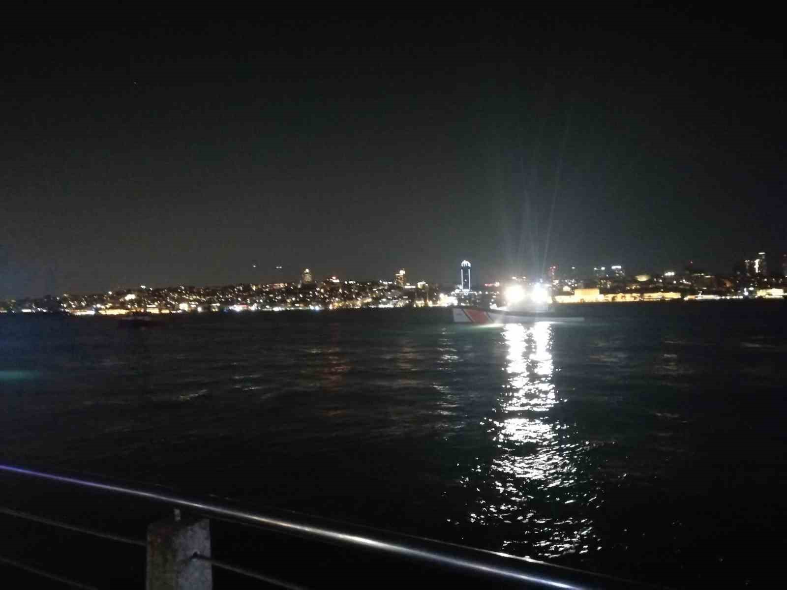 &Uuml;sk&uuml;dar&rsquo;da denize d&uuml;şen gen&ccedil; kadın i&ccedil;in arama &ccedil;alışması başlatıldı
