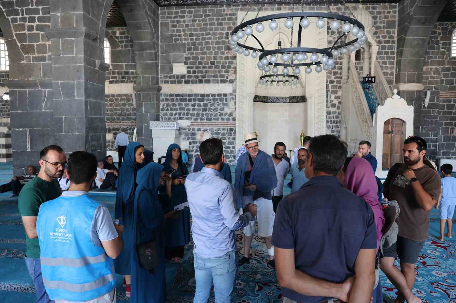 Diyarbakır&rsquo;da 6 dilde İslam&rsquo;ı anlatan g&ouml;n&uuml;ll&uuml; rehber, 5 yılda 14 kişinin m&uuml;sl&uuml;man olduğuna şahitlik etti
