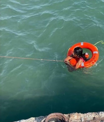 Boğulma tehlikesi ge&ccedil;iren &ccedil;ocuğu Sahil G&uuml;venlik kurtardı
