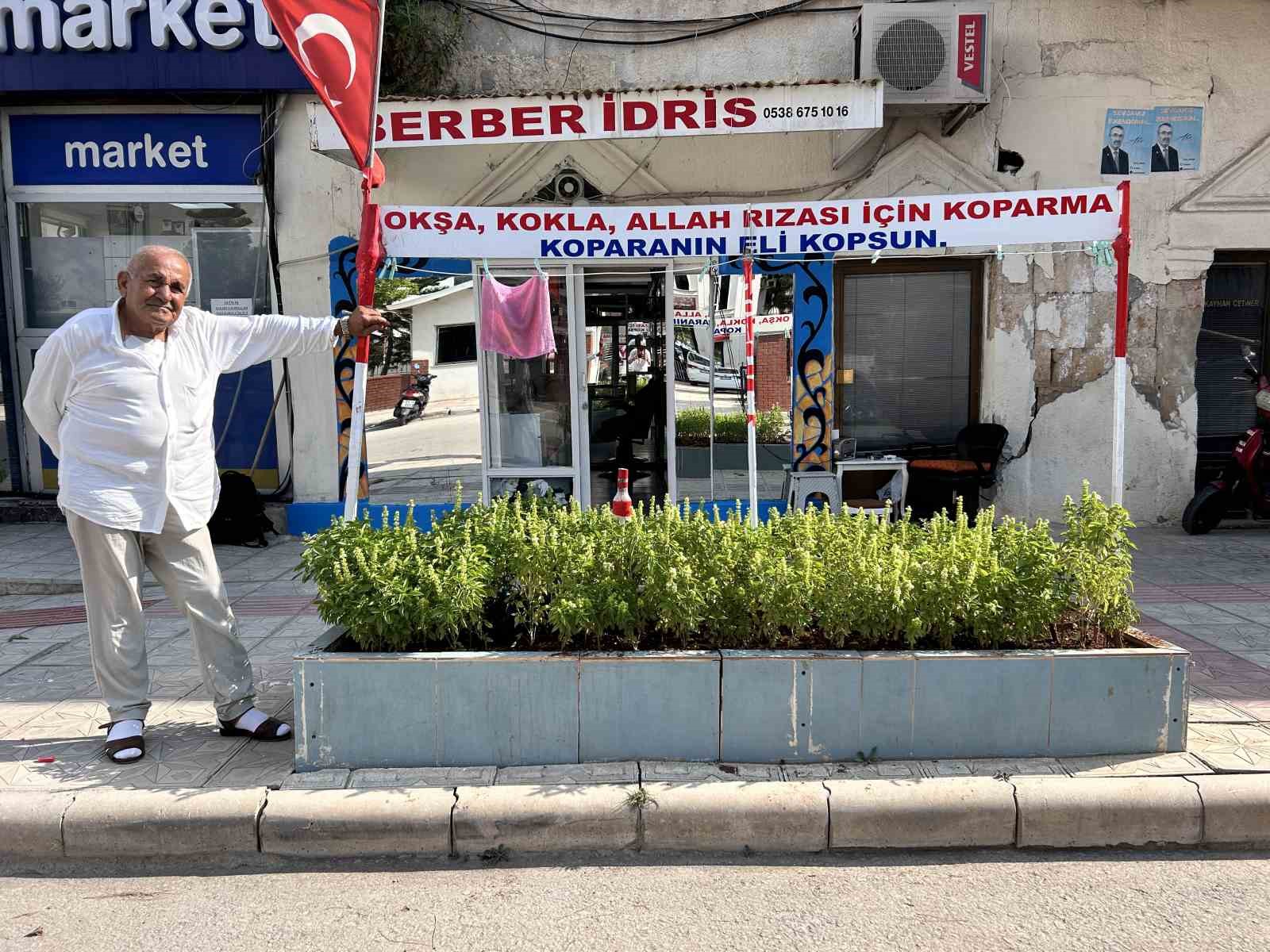 ’Çiçeklerimi kopardıklarında canımdan et koparıyorlar’ diyen berberin yazdığı not ilgi çekiyor