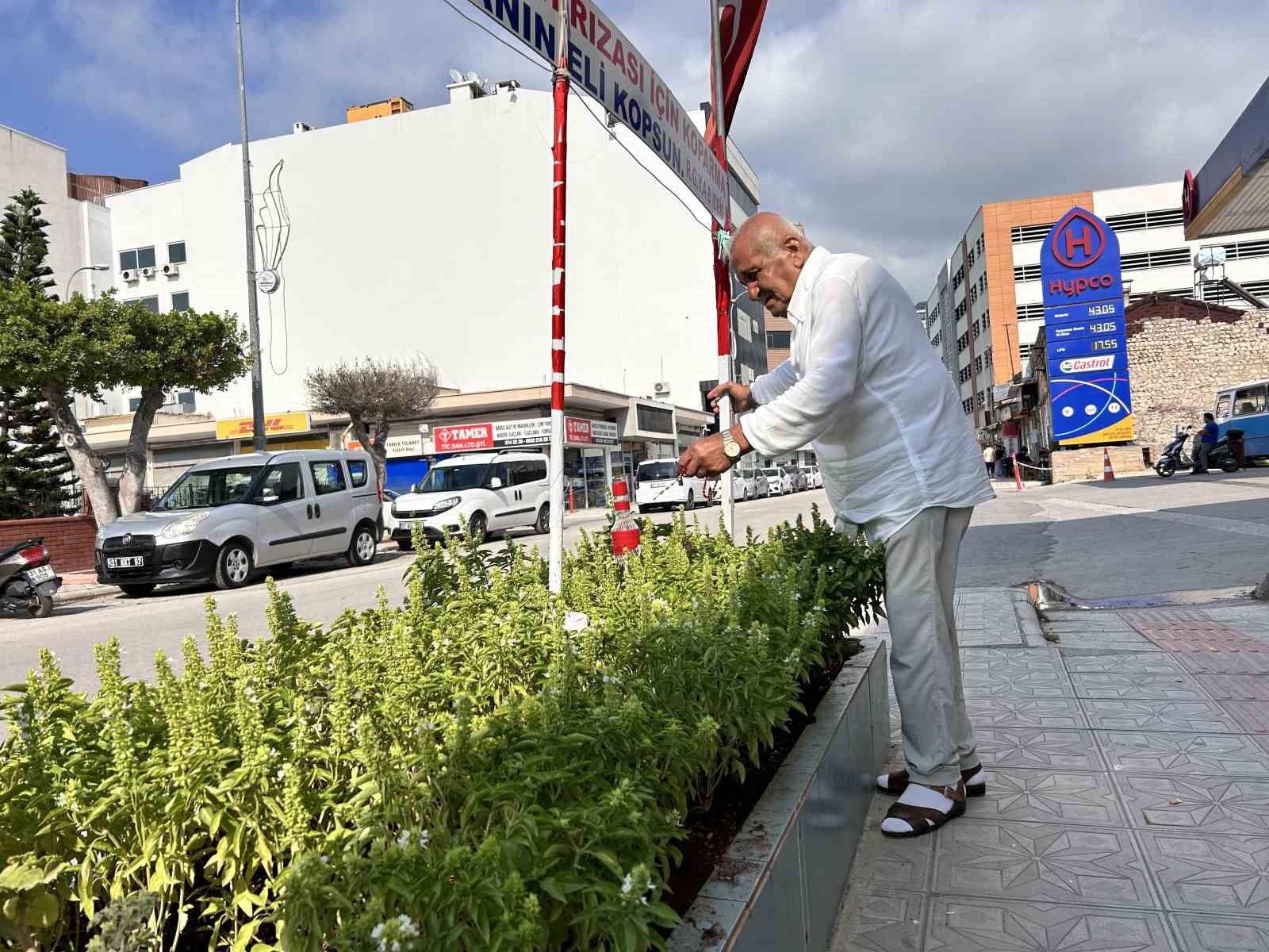 ’Çiçeklerimi kopardıklarında canımdan et koparıyorlar’ diyen berberin yazdığı not ilgi çekiyor
