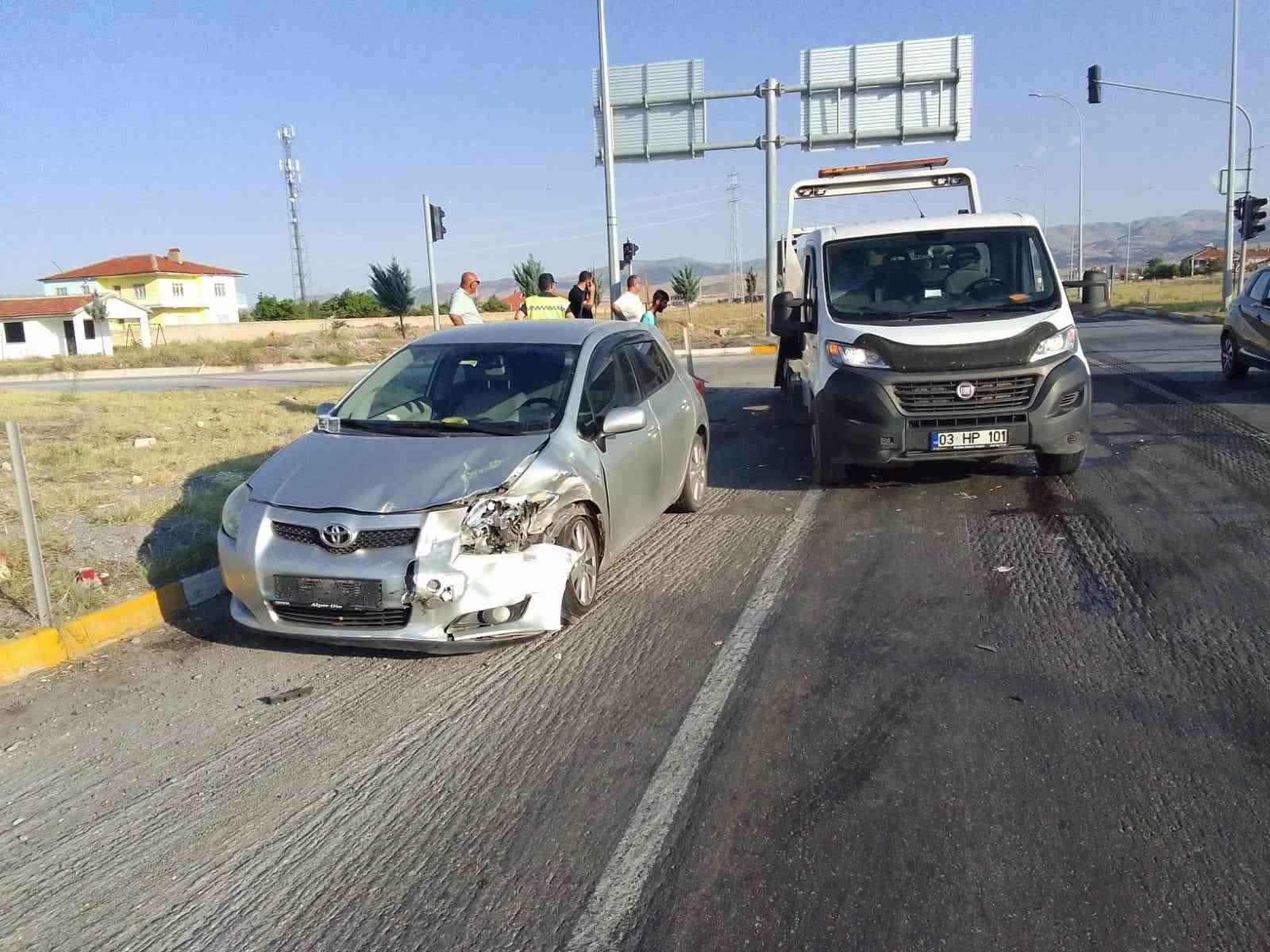Ticari taksi ile otomobilin &ccedil;arpıştığı kazada 2 kişi yaralandı
