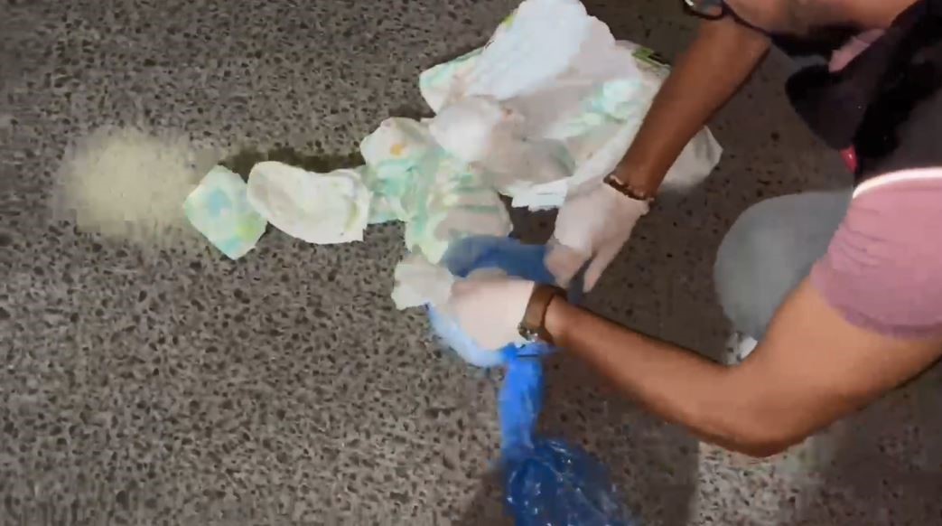 Bebek bezinin altına uyuşturucu saklamışlar: 2 kişi tutuklandı
