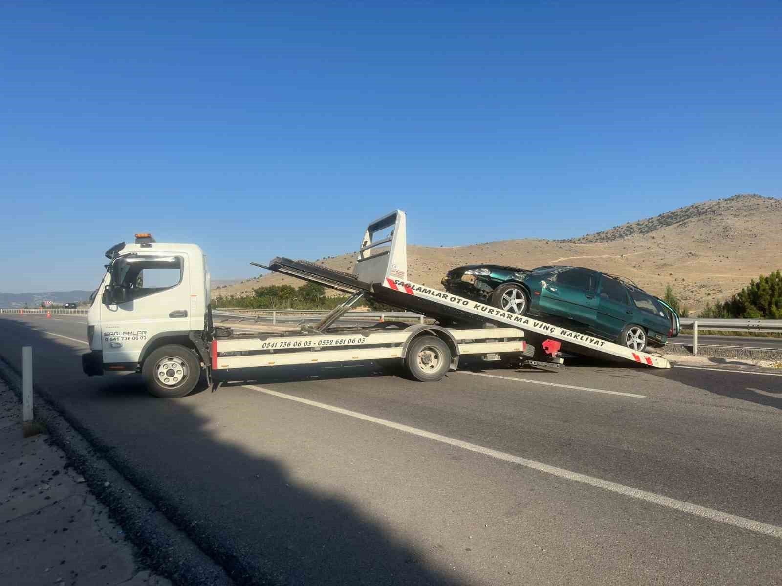 Takla atan otomobilde 3 kişi yaralandı