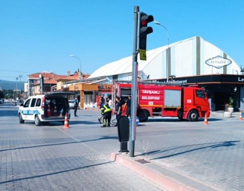 Tavşanlı&rsquo;da hareket halindeki otomobilde yangın &ccedil;ıktı
