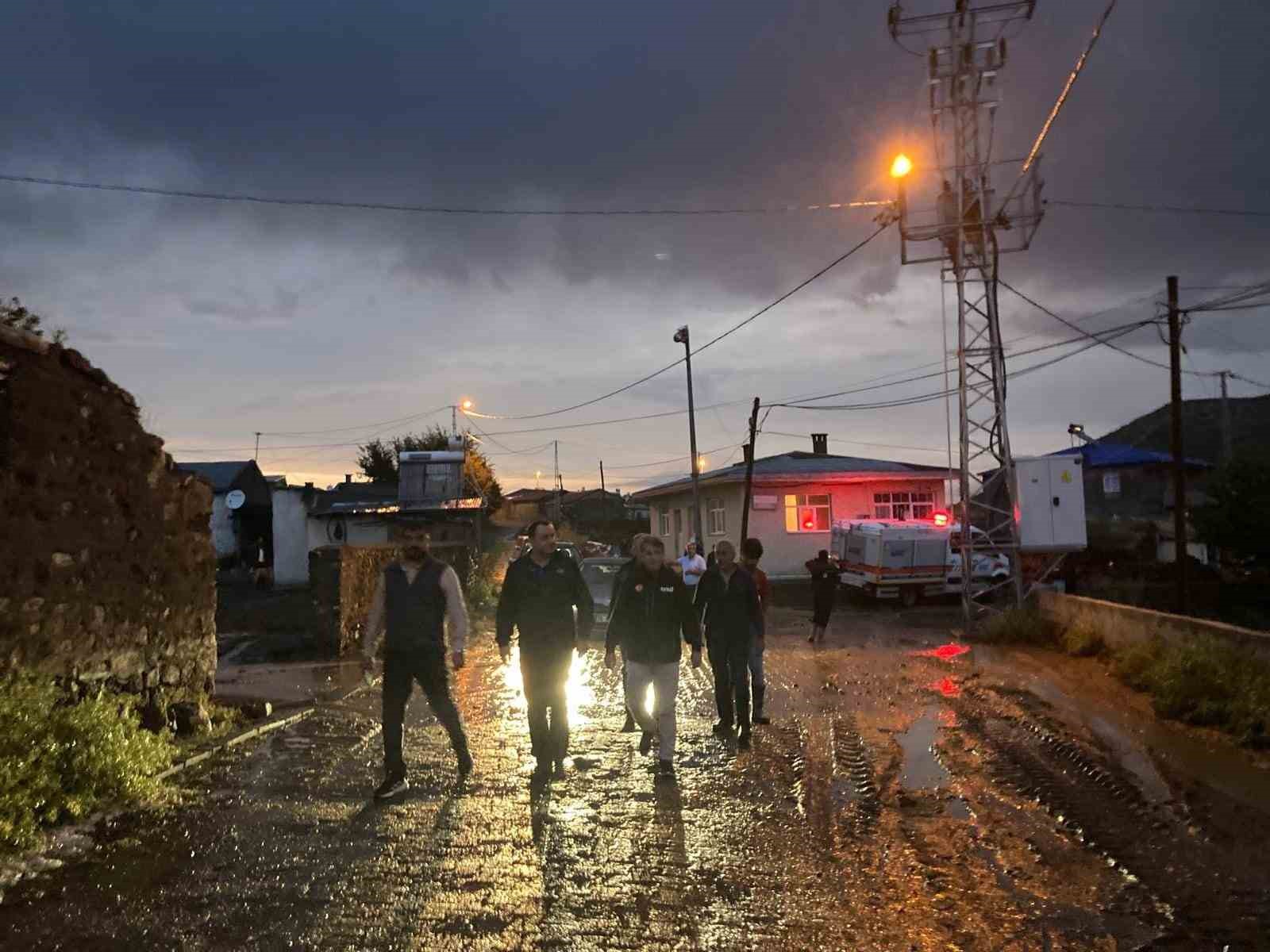 Susuz’da bir köy selden zarar gördü