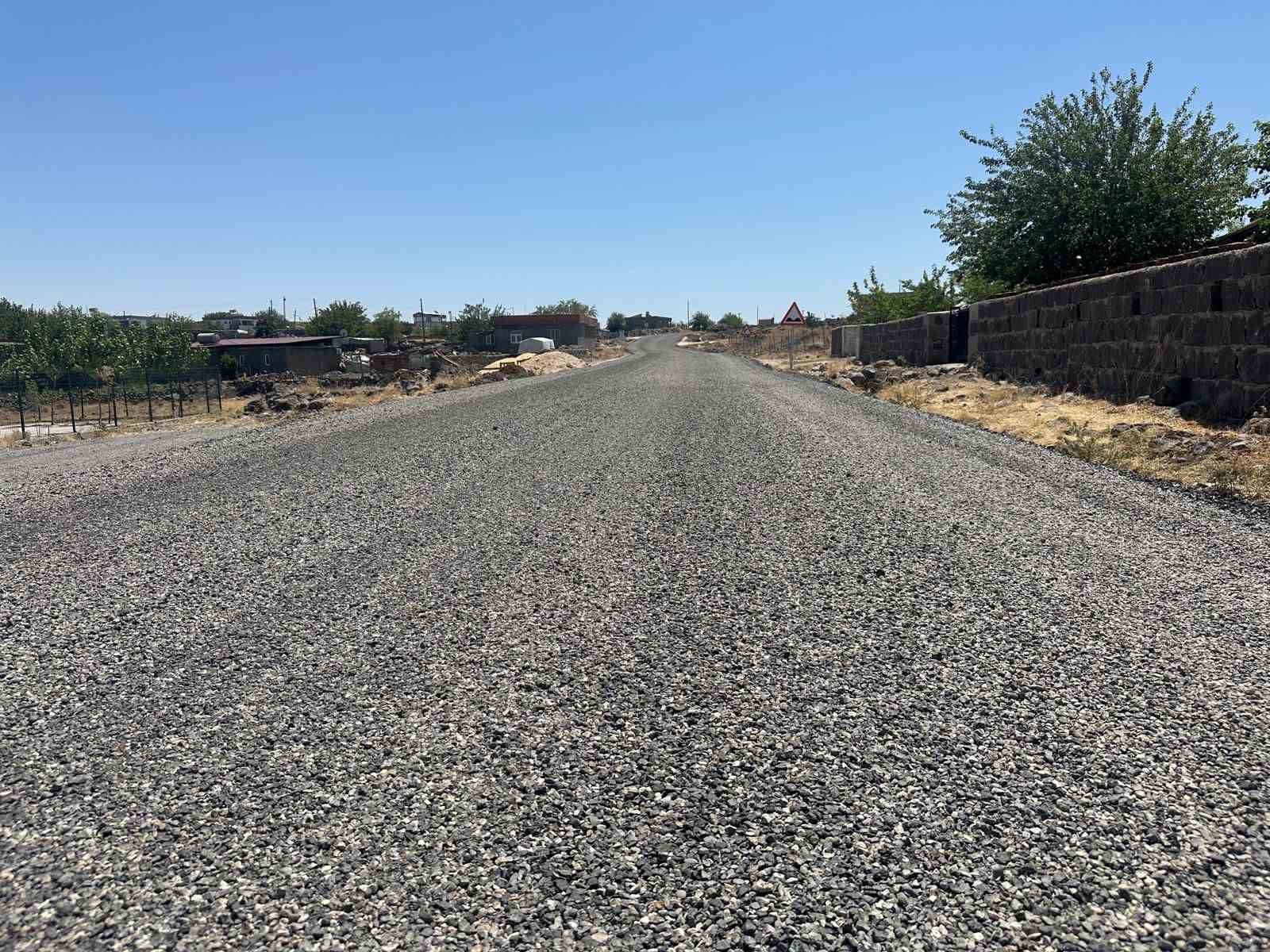 Diyarbakır&rsquo;ın kırsal mahallelerinde yol &ccedil;alışmaları s&uuml;r&uuml;yor
