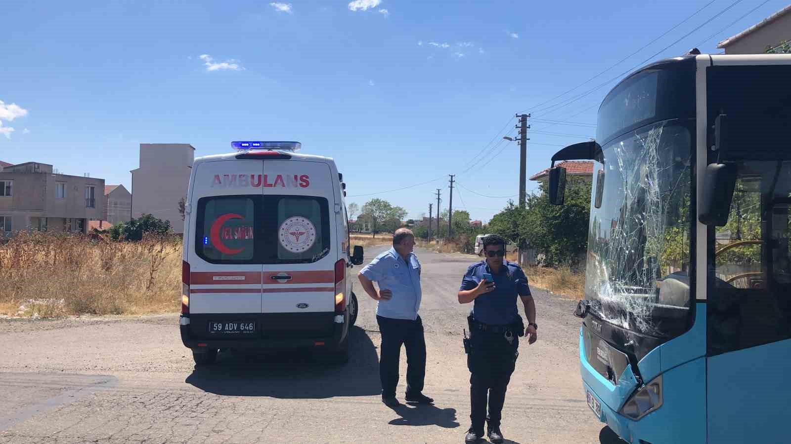 &Ccedil;&ouml;p kamyonuyla halk otob&uuml;s&uuml; &ccedil;arpıştı: Temizlik iş&ccedil;isi yaralandı
