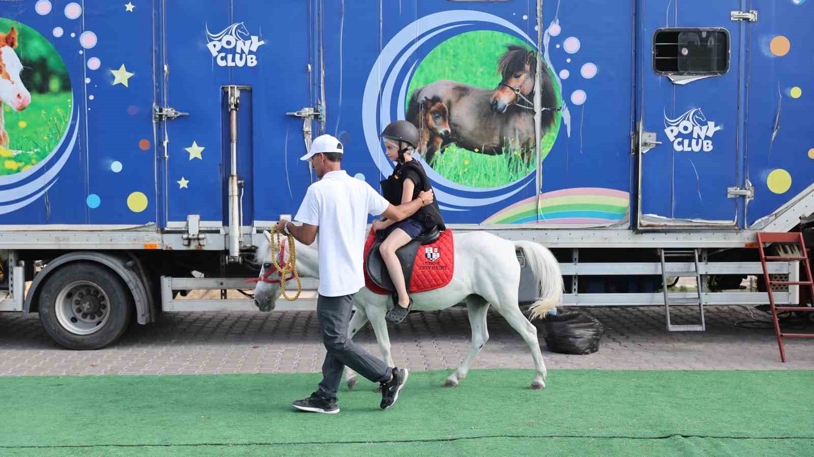 Çocuklar kayaşehir’de  ‘pony’ atlarına bindi
