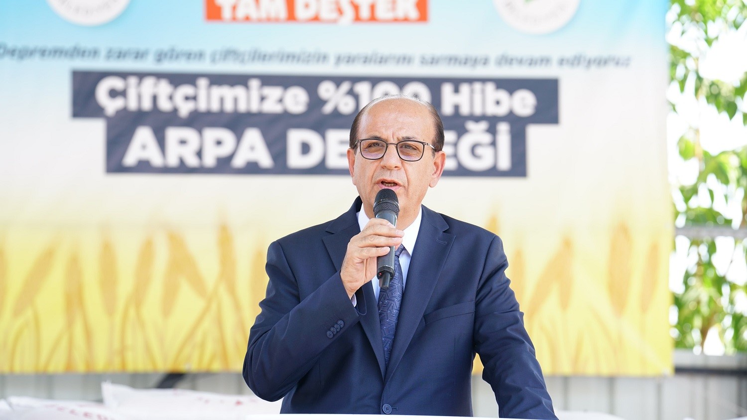 Ge&ccedil;it, &ldquo;Depremzede &ccedil;ift&ccedil;ilerimize 35 ton arpa dağıttık&rdquo;
