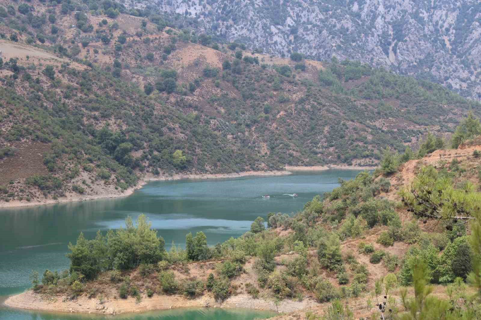 SAK ve JAK ekipleri, su altında helikopter enkazının keşfini s&uuml;rd&uuml;r&uuml;yor
