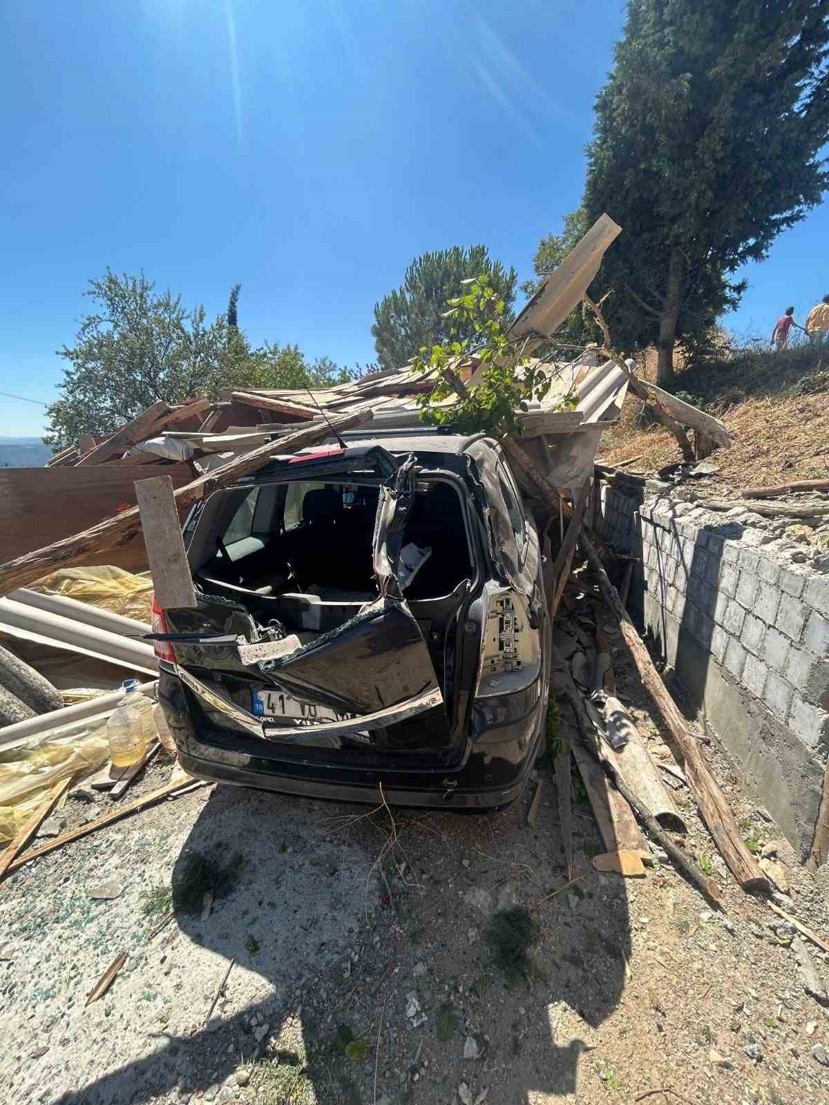 Kontrolden çıkan traktör bahçeye girdi, 4 kişi yaralandı
