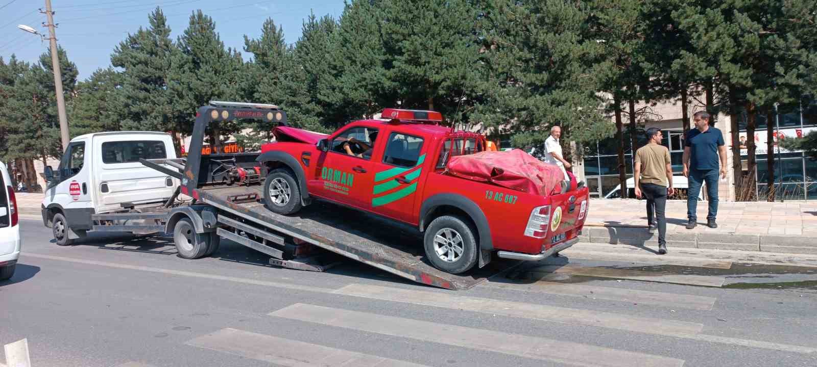 Nemrut&rsquo;taki yangına m&uuml;dahaleye giden ara&ccedil; kaza yaptı
