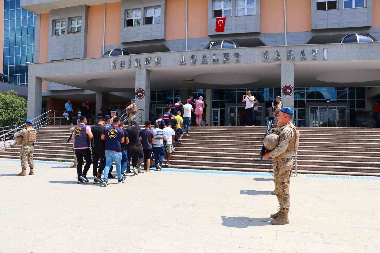 Edirne&rsquo;de 90 d&uuml;zensiz g&ouml;&ccedil;men ve 18 organizat&ouml;r yakalandı
