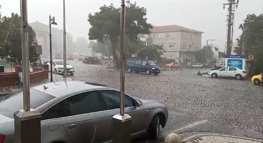 Tekirdağ&rsquo;da fırtınada &ccedil;atılar u&ccedil;tu, ağa&ccedil;lar devrildi
