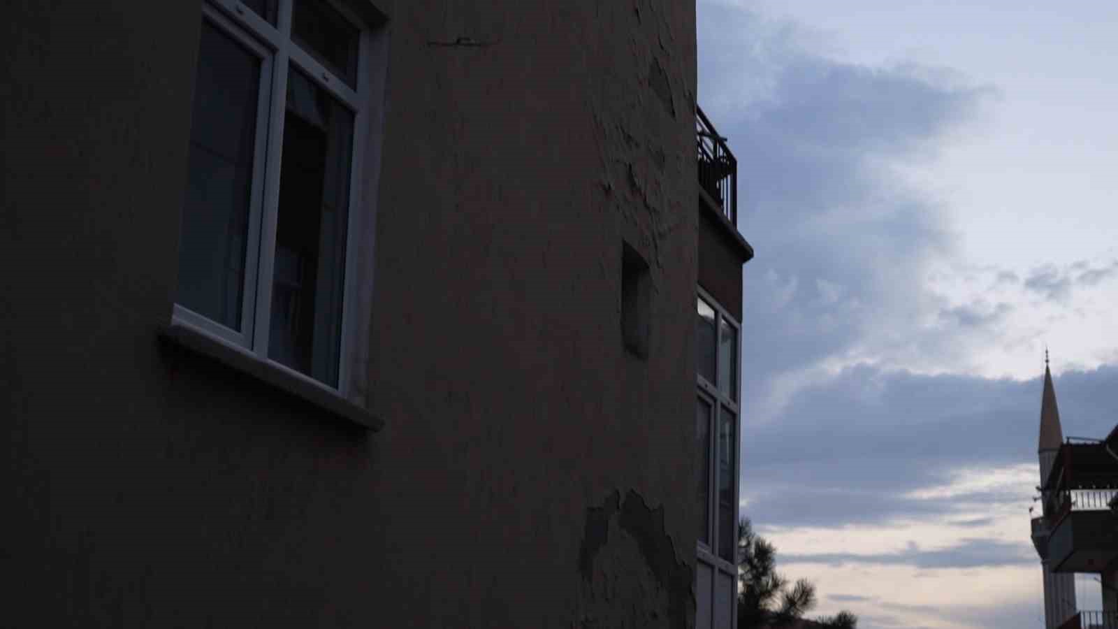 &Ouml;l&uuml;mle burun buruna: Sac levha hızını kesti, ağır yaralandı
