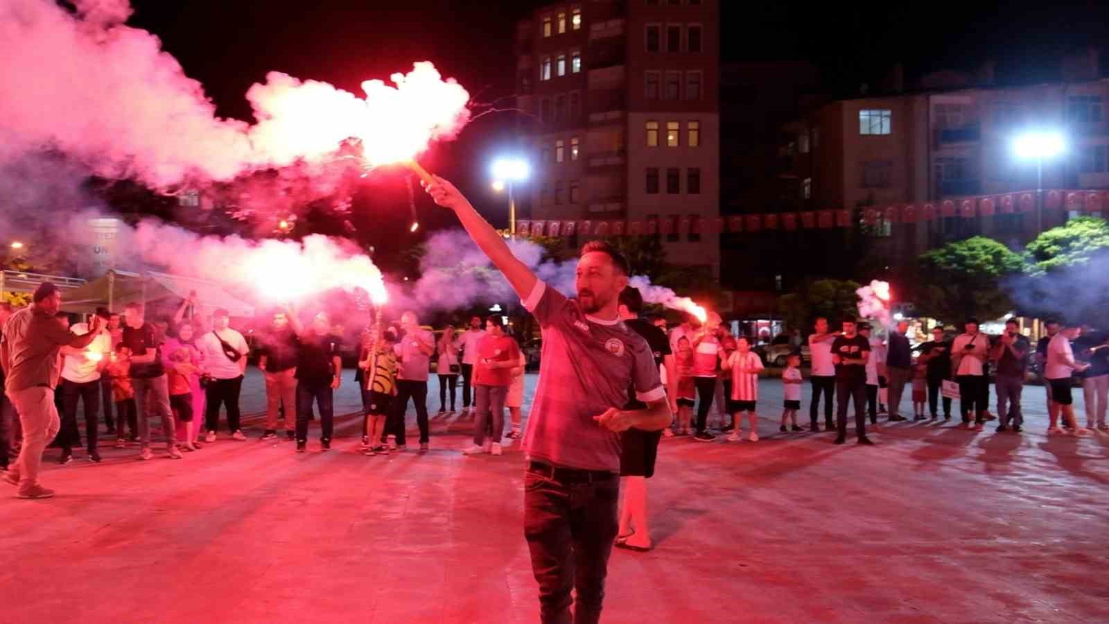 Karaman FK’daki yönetim krizine taraftarlardan meşaleli tepki