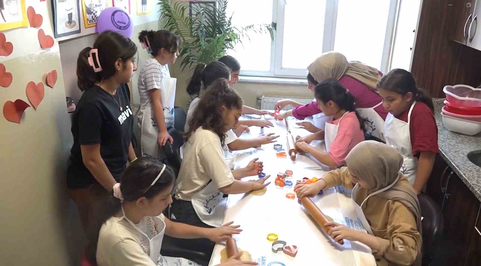 &Ccedil;ocuklar mutfak at&ouml;lyesinde pasta yaparak h&uuml;nerlerini sergiliyor
