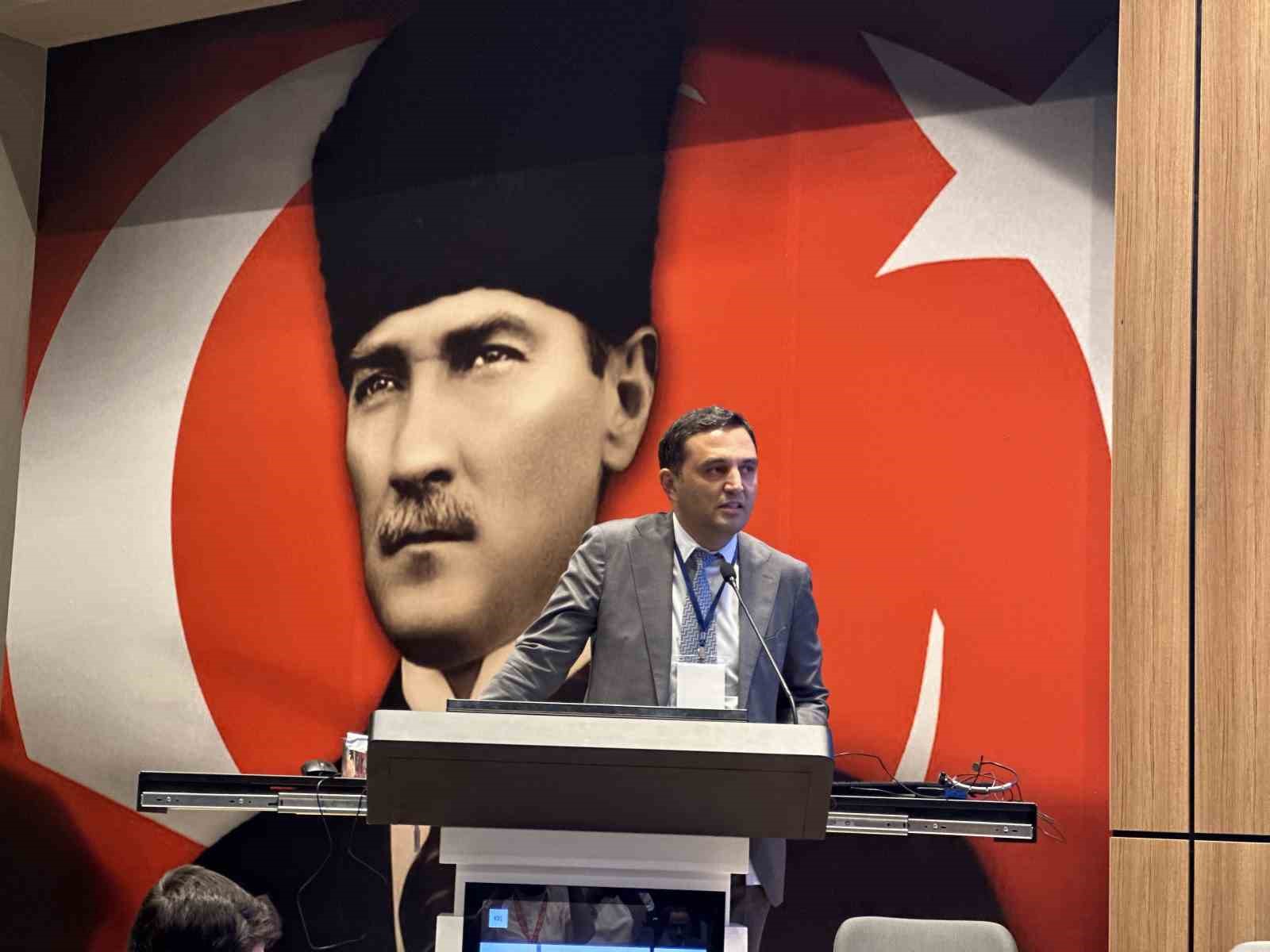 Gaziantep Şehir Hastanesi&rsquo;nde canlı ameliyat eşliğinde eğitim sempozyumu d&uuml;zenlendi
