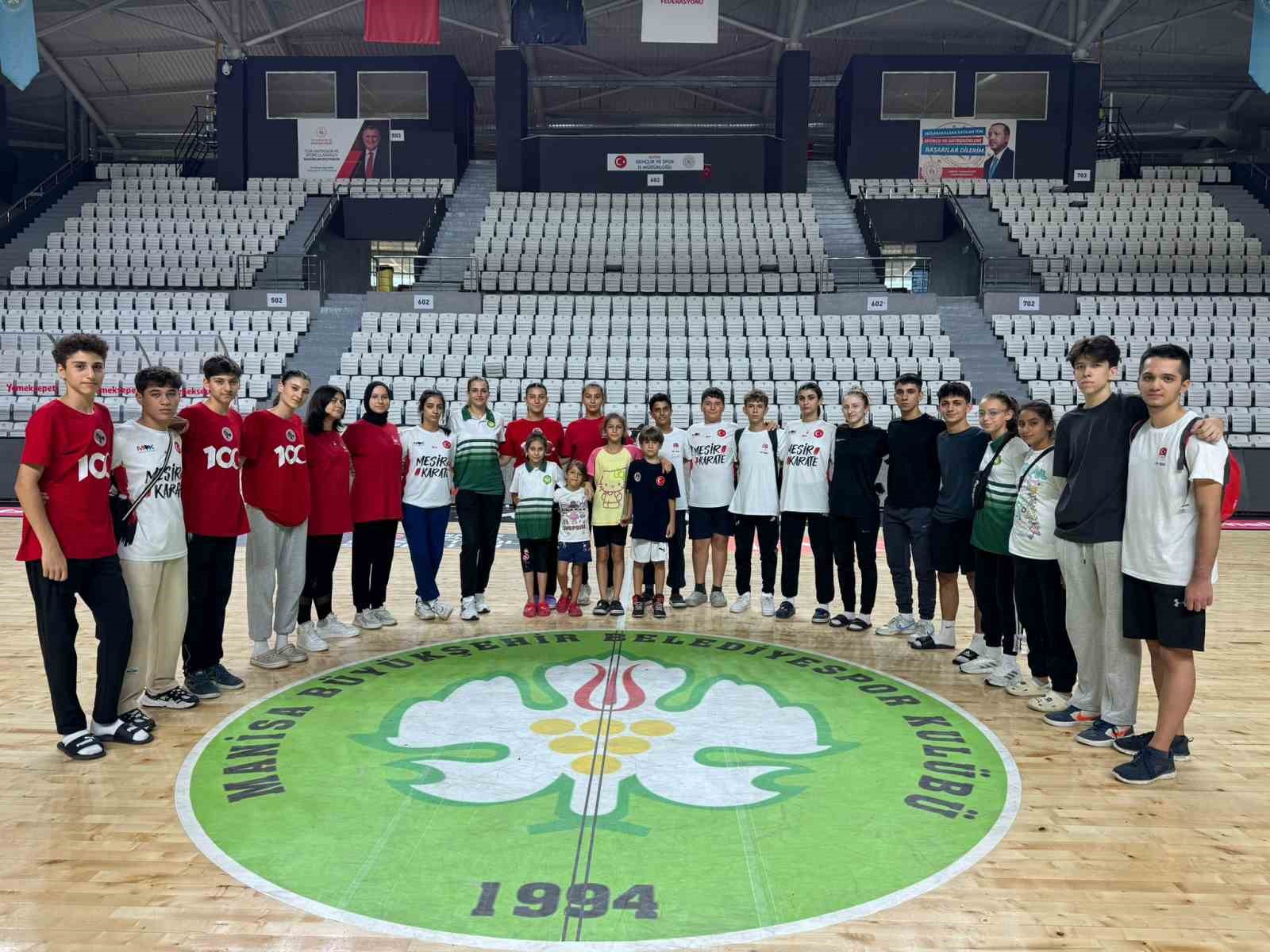 Manisa Büyükşehir Belediyespor madalyaları topladı