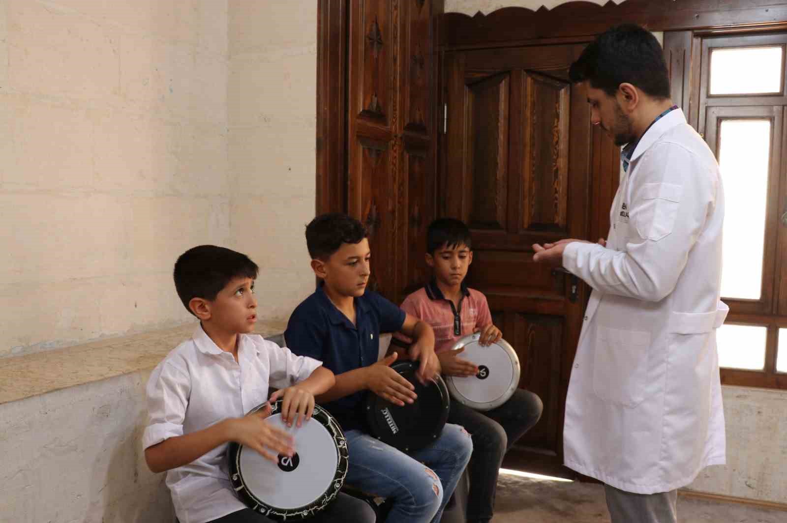 K&uuml;lt&uuml;r ve sanat evi ile gen&ccedil;ler yeni hobiler kazanıyor
