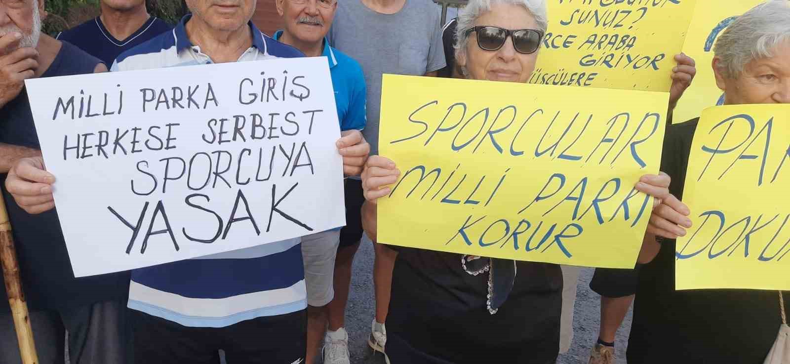 Milli Park’a gelen sporcular, giriş yasağını protesto etti
