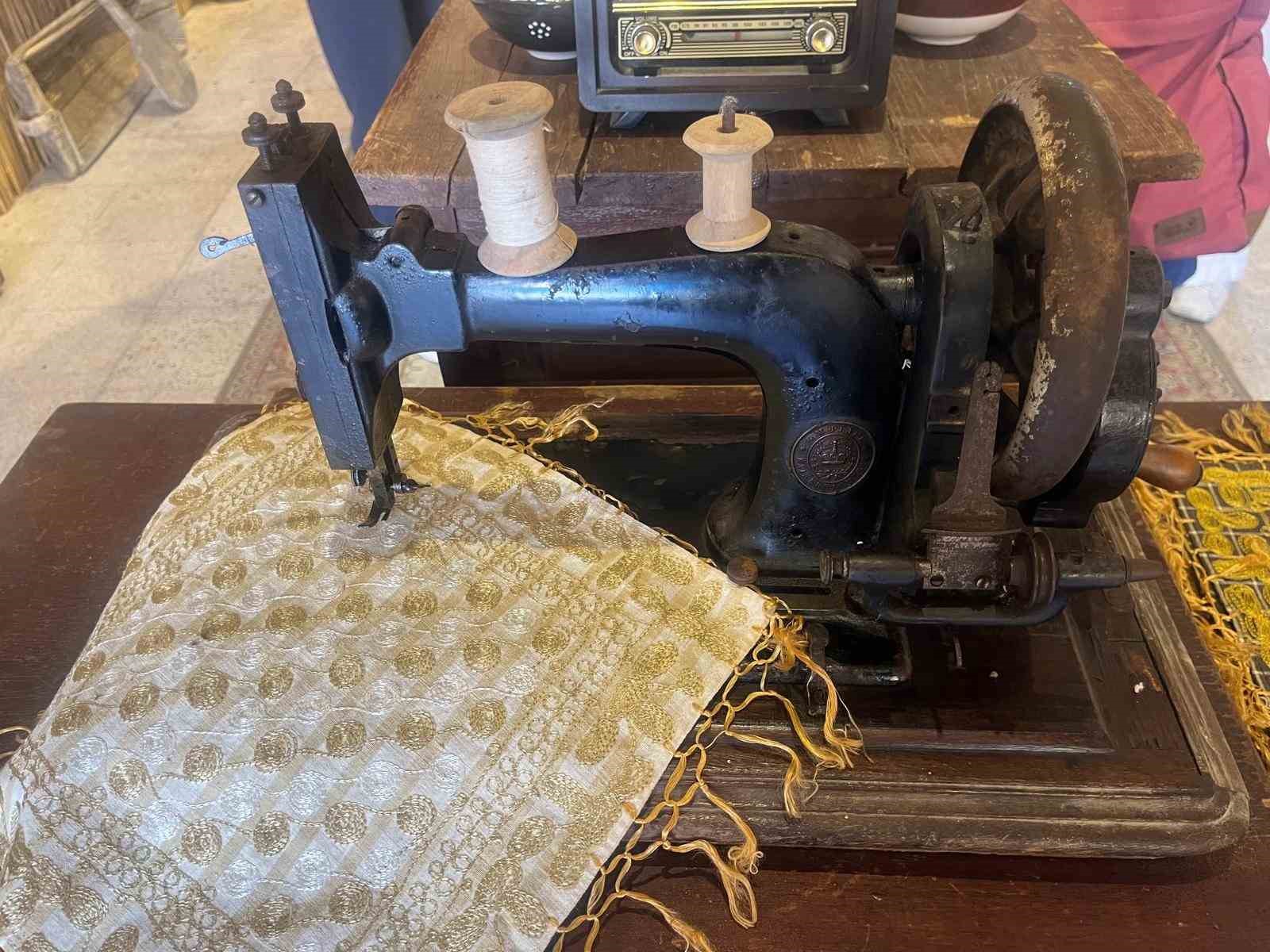 224 yıllık tarihi dikiş makinasına g&ouml;z&uuml; gibi bakıyor
