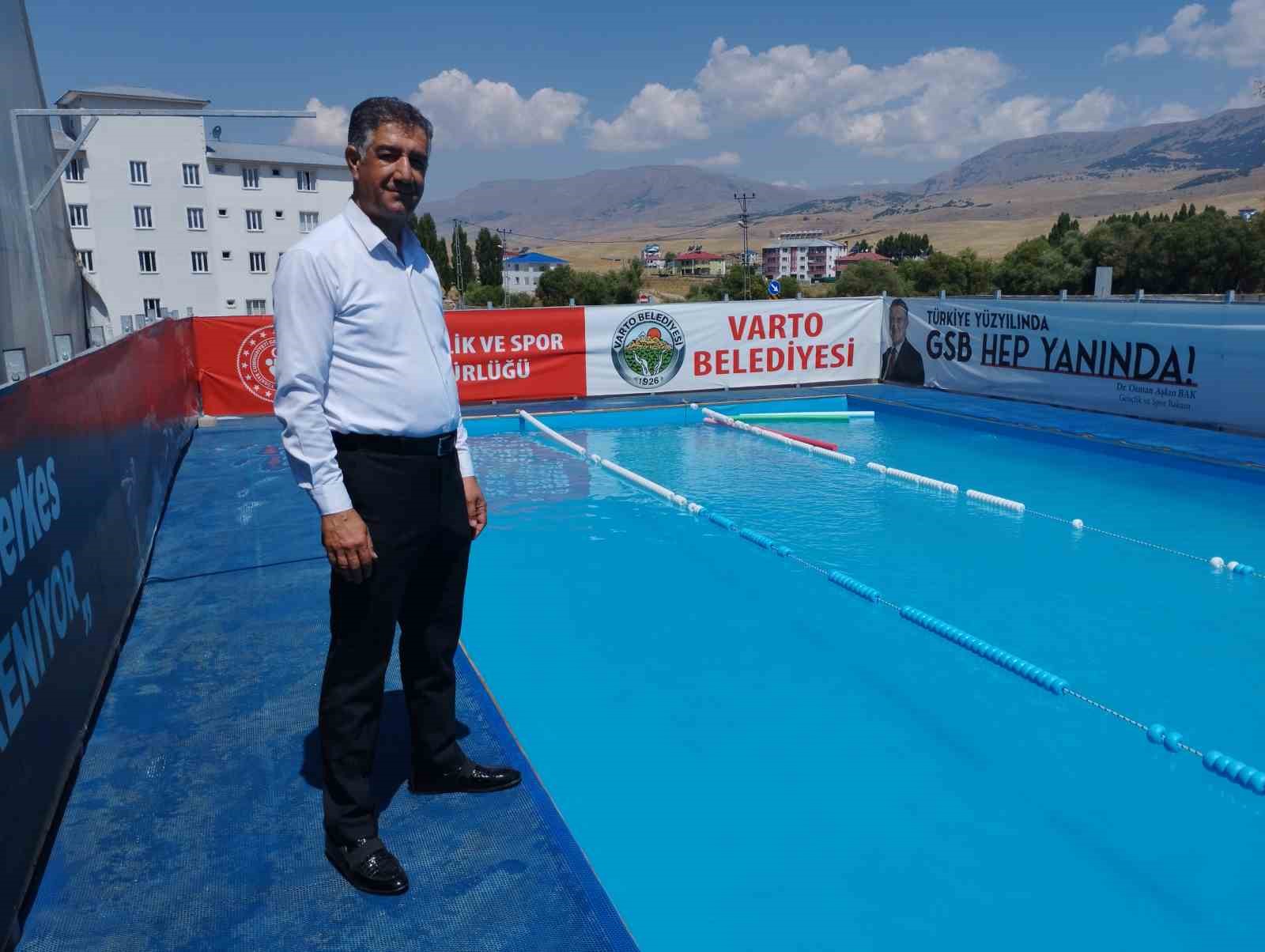 Varto’da Kur’an kurslarına giden öğrencilere yüzme eğitimi