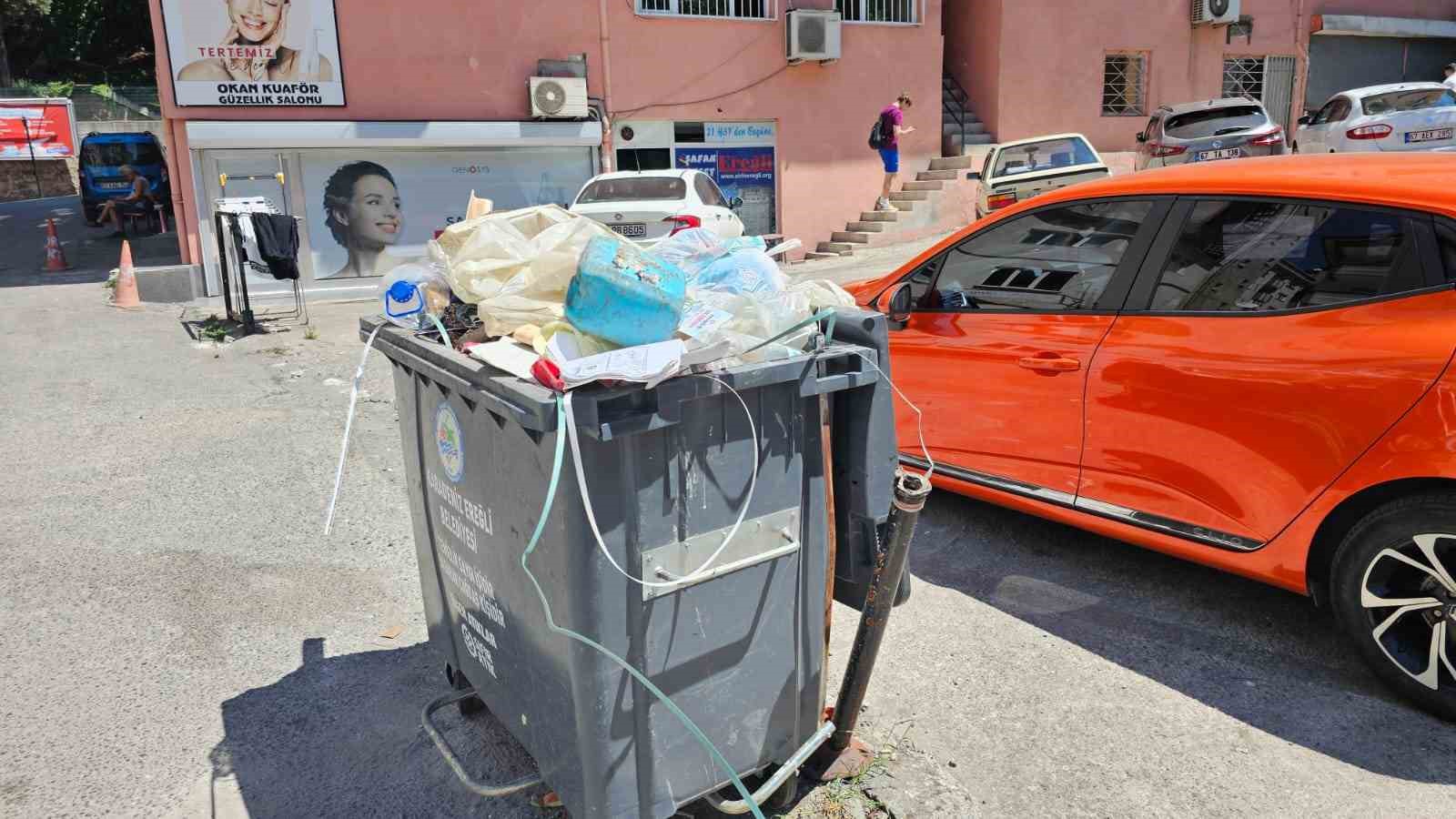 &Ccedil;&ouml;p kutusunda n&uuml;fus c&uuml;zdanı fotokopileri bulundu
