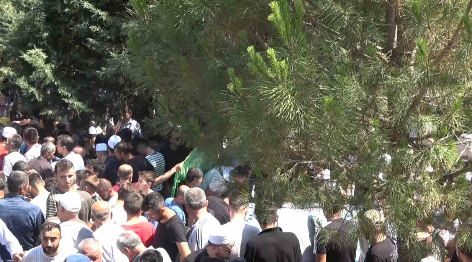 D&uuml;ğ&uuml;n sonrası hayatlarını kaybeden gelin ve damat yan yana defnedildi
