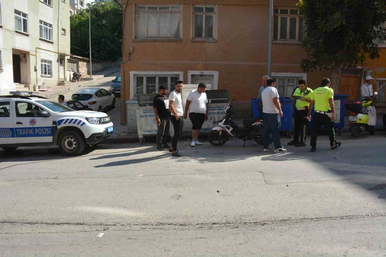 Bilecik’te seyir halinde devrilen motorlu bisiklet sürücüsü yaralandı