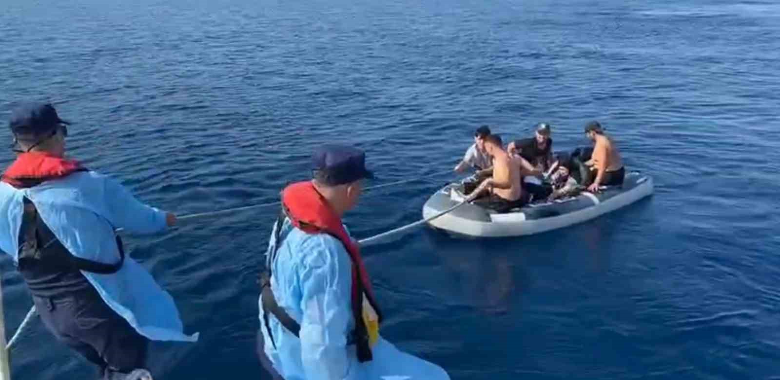 Ayvacık a&ccedil;ıklarında 20 ka&ccedil;ak g&ouml;&ccedil;men kurtarıldı, 7 ka&ccedil;ak g&ouml;&ccedil;men yakalandı
