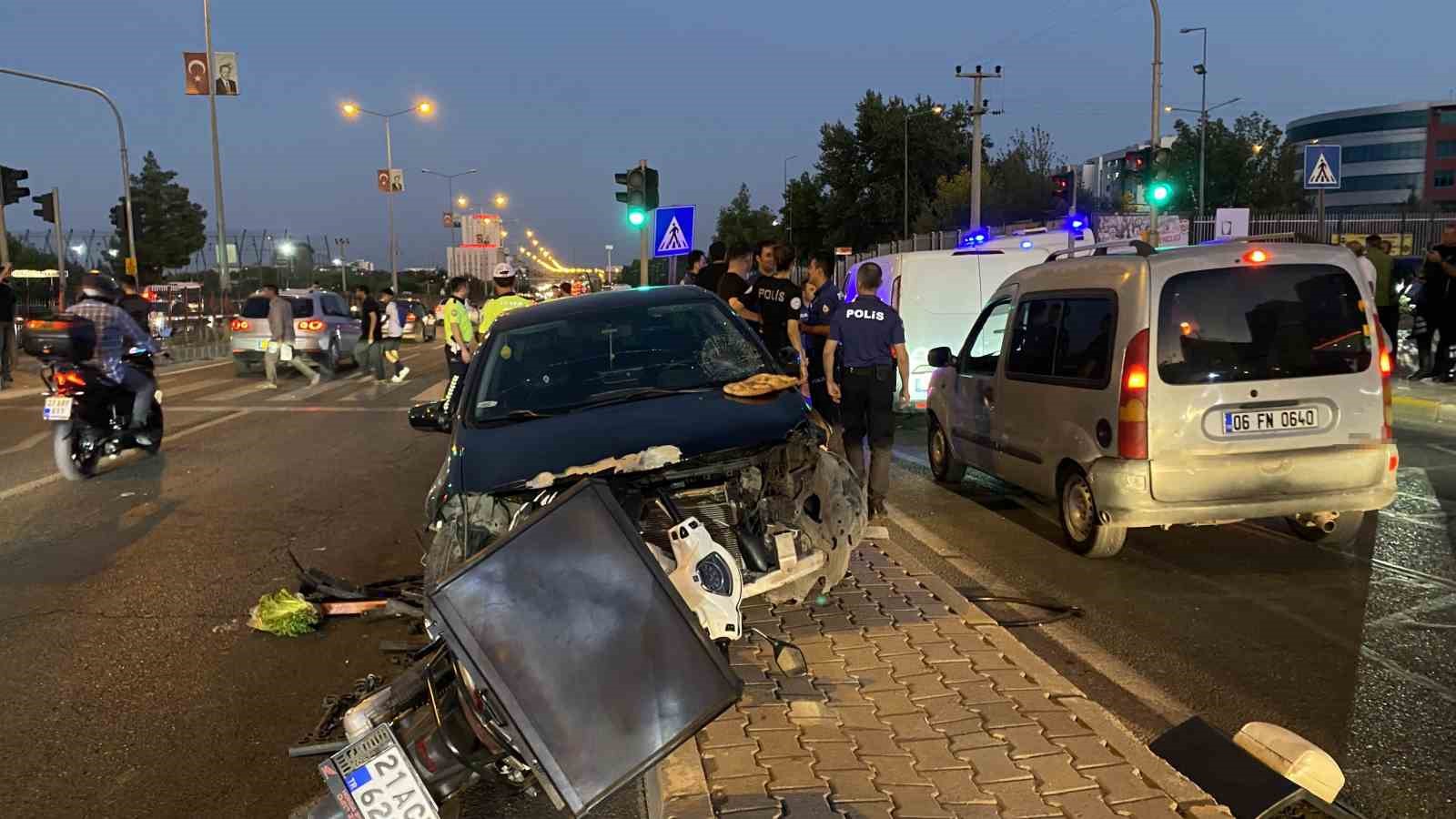Diyarbakır’da alkollü sürücü, yayalara ve motosiklete çarptı: 5 yaralı 