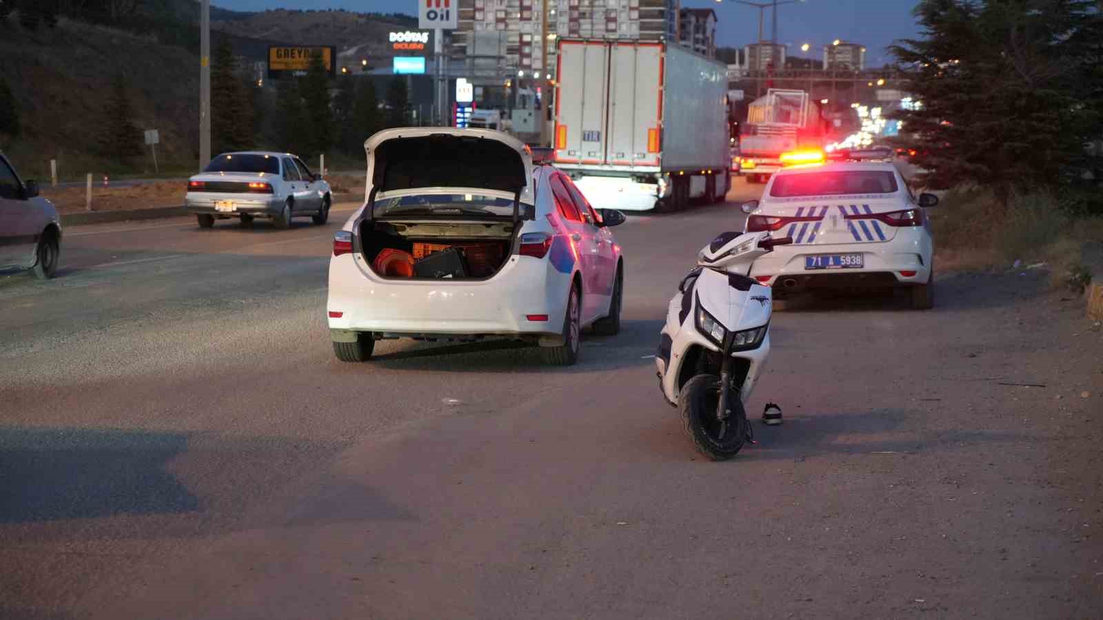 Ehliyetsiz motosiklet s&uuml;r&uuml;c&uuml;s&uuml;ne kamyonet &ccedil;arptı: 2 yaralı
