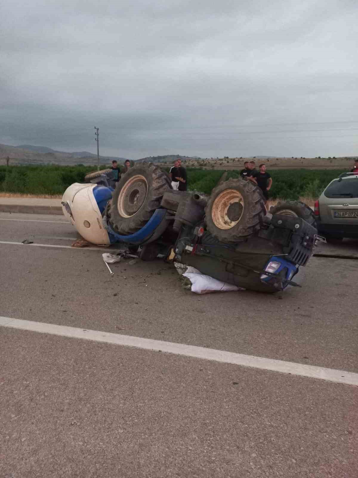 Trakt&ouml;r ile otomobil &ccedil;arpıştı: 3 yaralı
