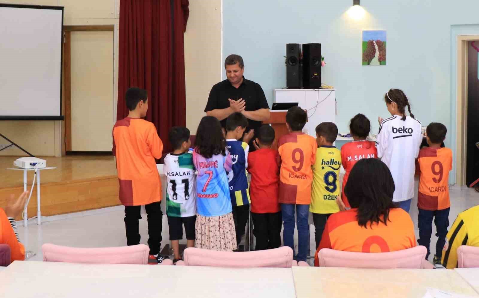 İl M&uuml;d&uuml;r&uuml; Demirci &ccedil;ocuklara forma hediye etti
