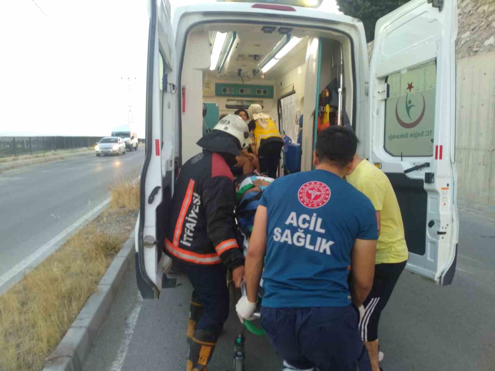 Kontrolden &ccedil;ıkan otomobil ters d&ouml;nd&uuml;: 2 yaralı
