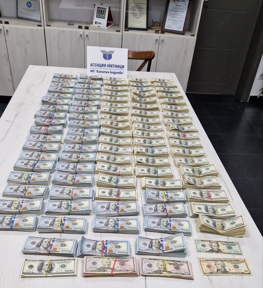 G&uuml;mr&uuml;k g&ouml;revlileri otob&uuml;s&uuml;n koltuklarında 939 bin 800 dolar buldu
