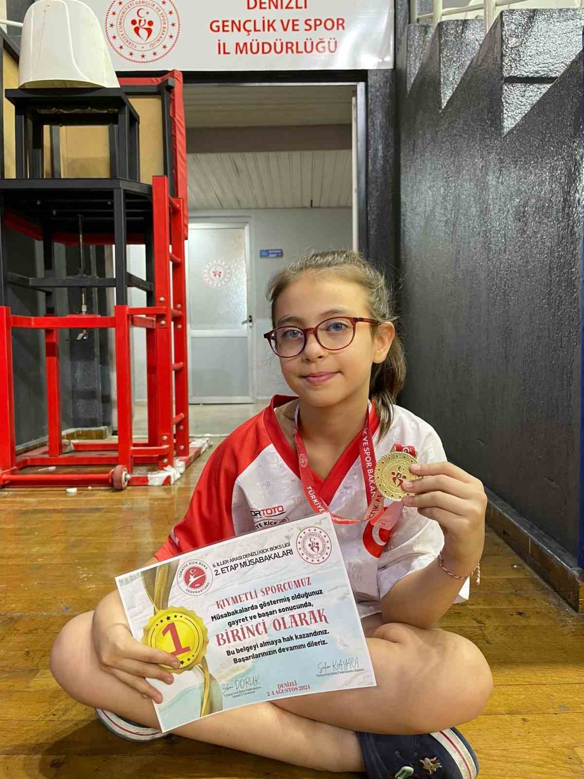 Gediz kickboks takımı Denizli&rsquo;de yapılan turnuvadan madalyalarla d&ouml;nd&uuml;
