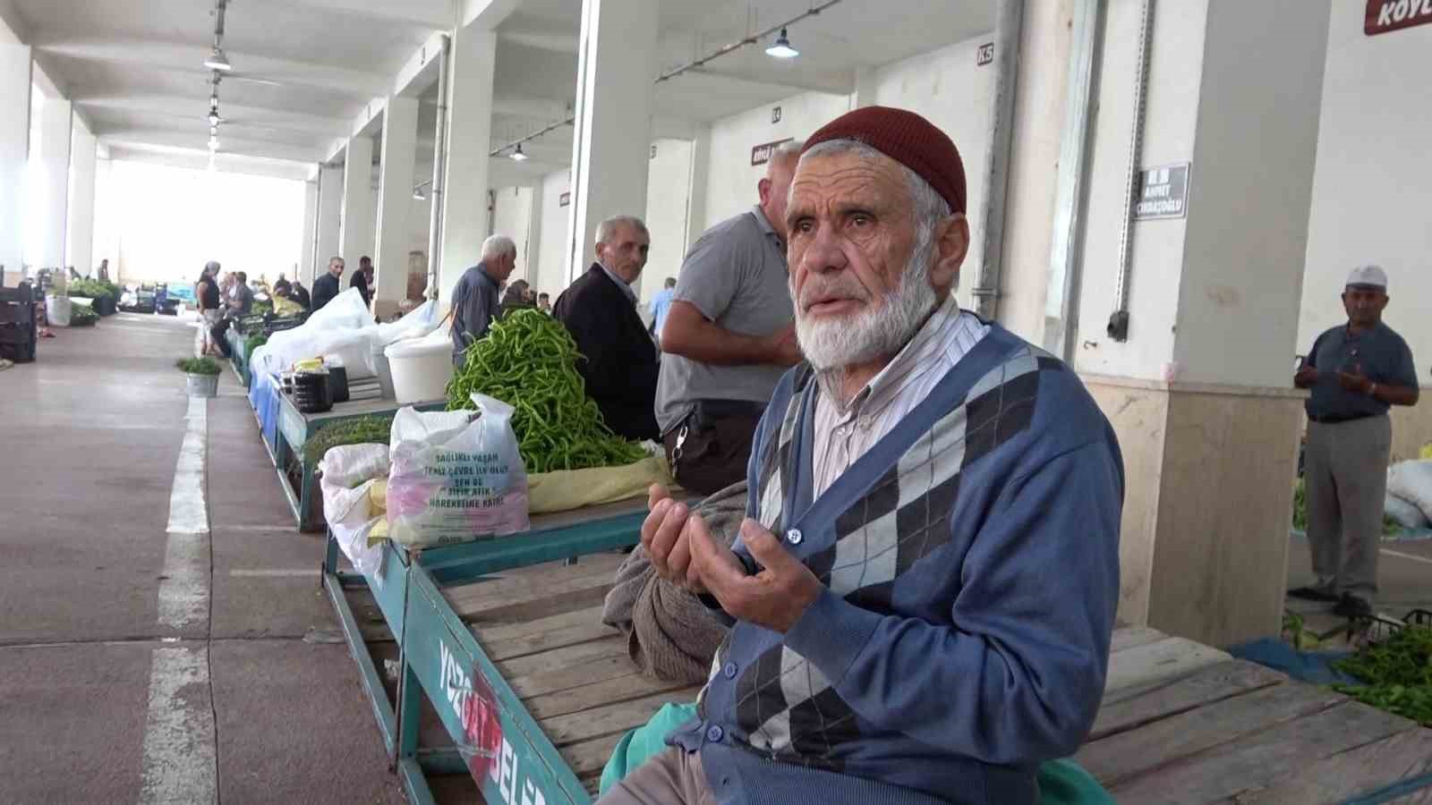 Yozgat’ta 45 yıldır pazarcılar tezgahlarını toplu dua ile açıyorlar
