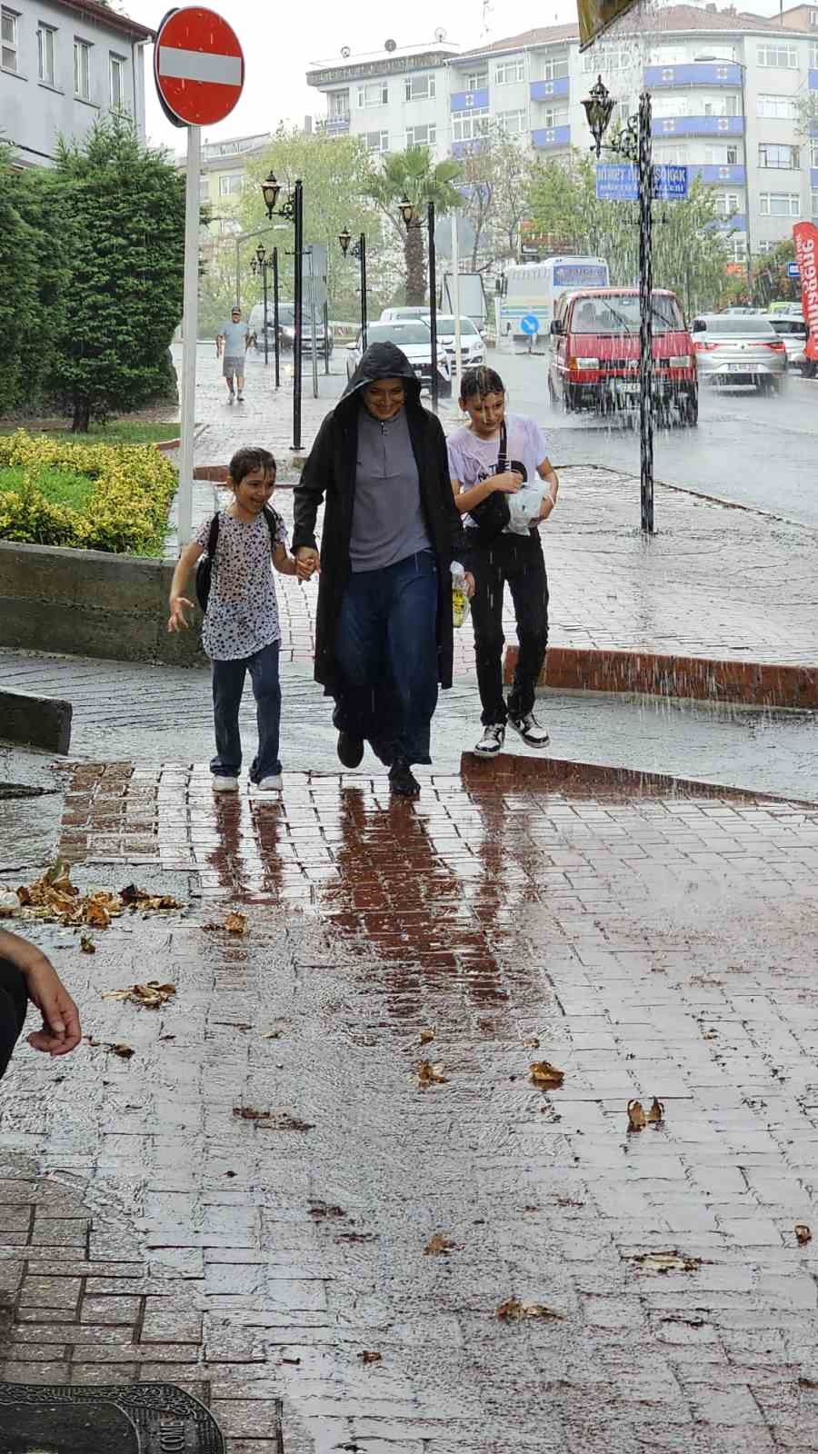 Karadeniz Ereğli’de aniden bastıran yağmur zor anlar yaşattı