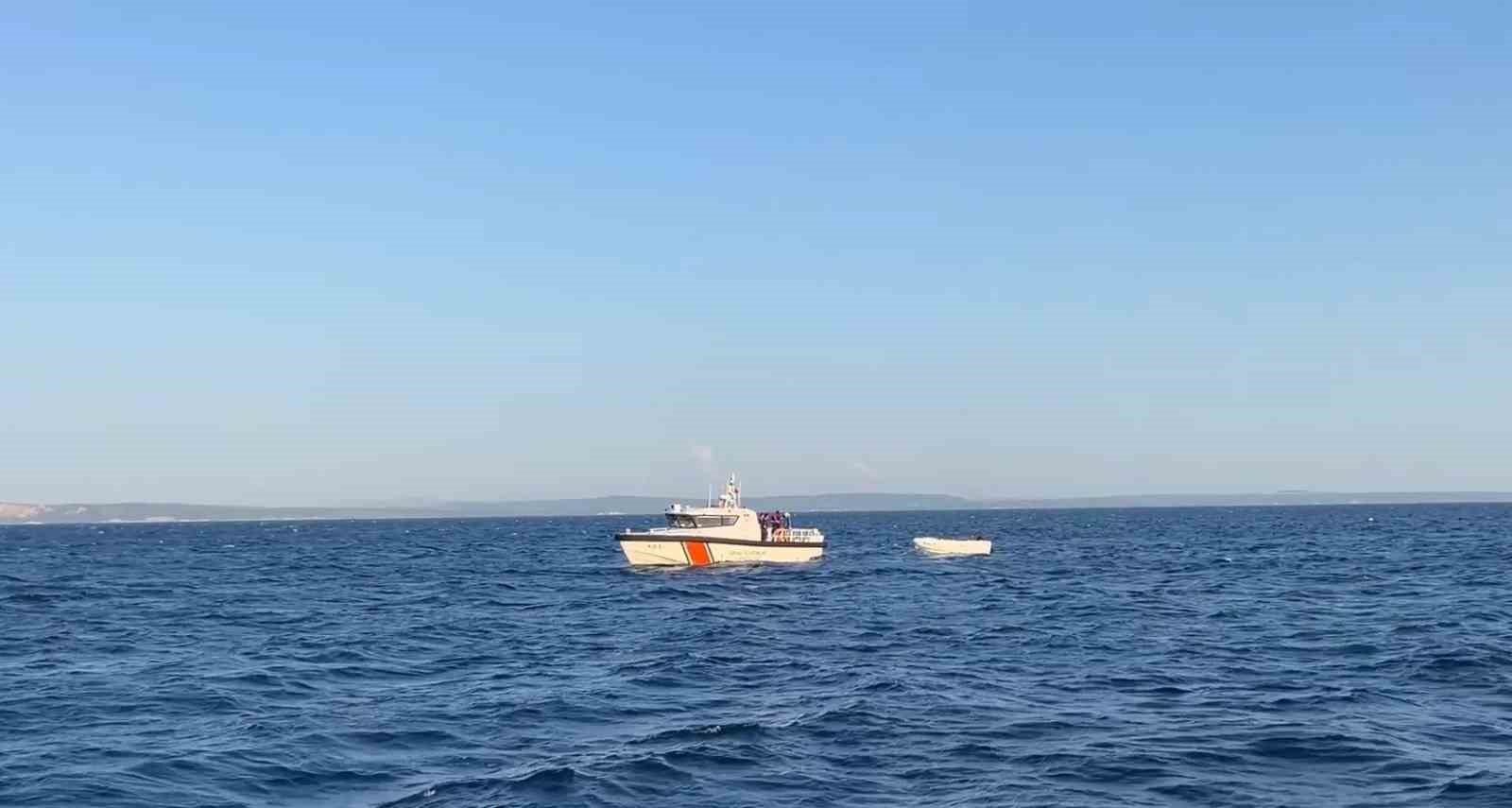 Saros K&ouml;rfezi&rsquo;nden Z&uuml;rafa kayalıklarına s&uuml;r&uuml;klenen tekneyi Sahil G&uuml;venlik kurtardı
