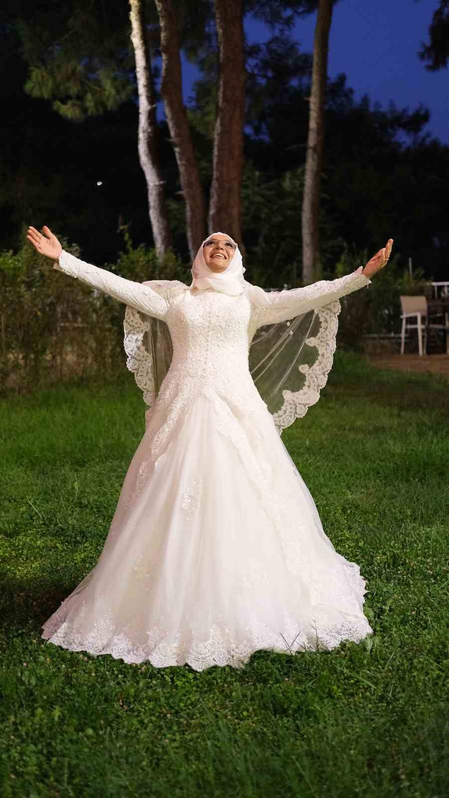 Ka&ccedil;arak evlenen &ccedil;ift, 20 yıl sonra d&ouml;rt &ccedil;ocuğuyla birlikte d&uuml;ğ&uuml;n yaptı
