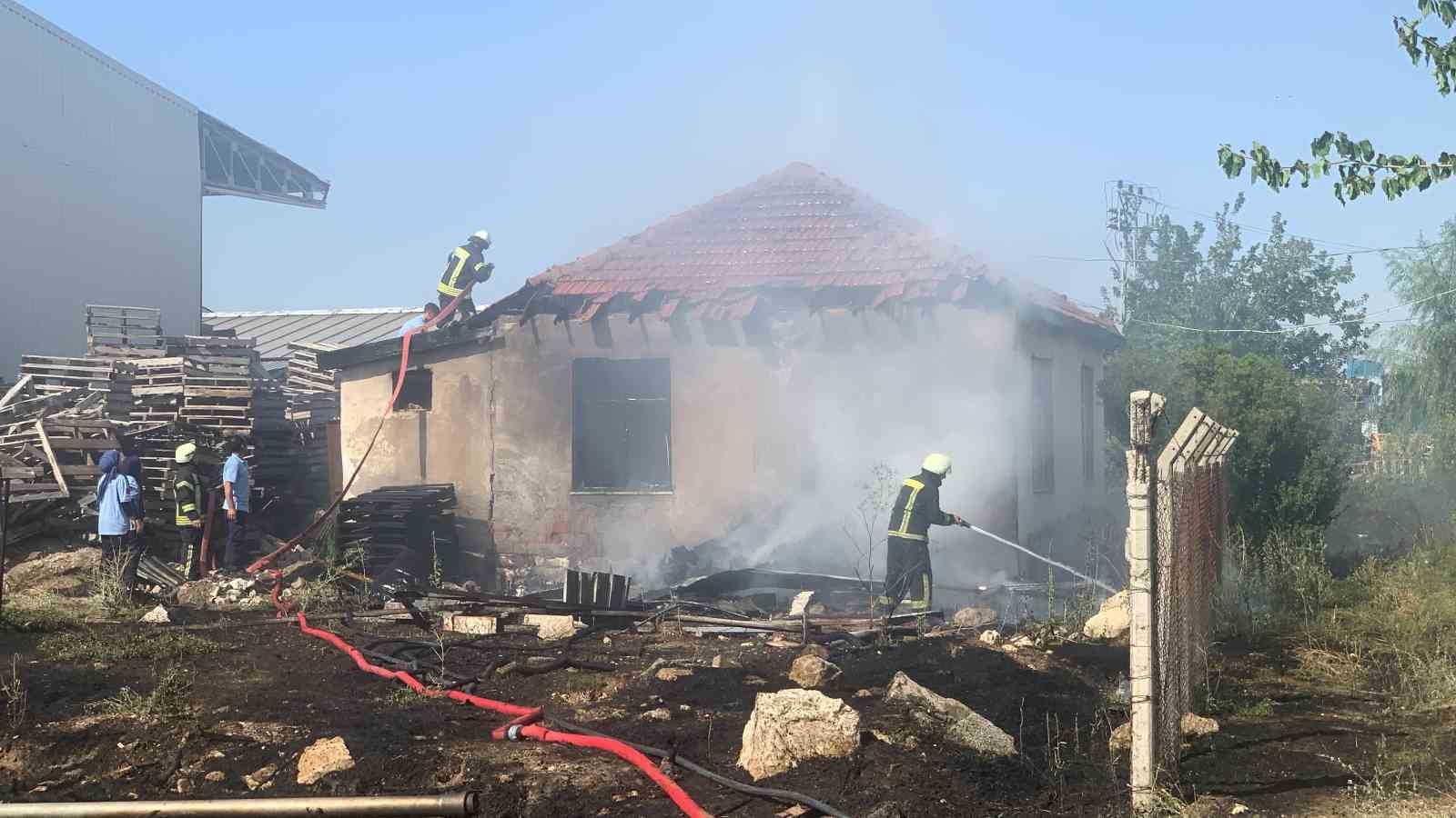 Karaman’da tutuşan kuru otlar müstakil evi yaktı