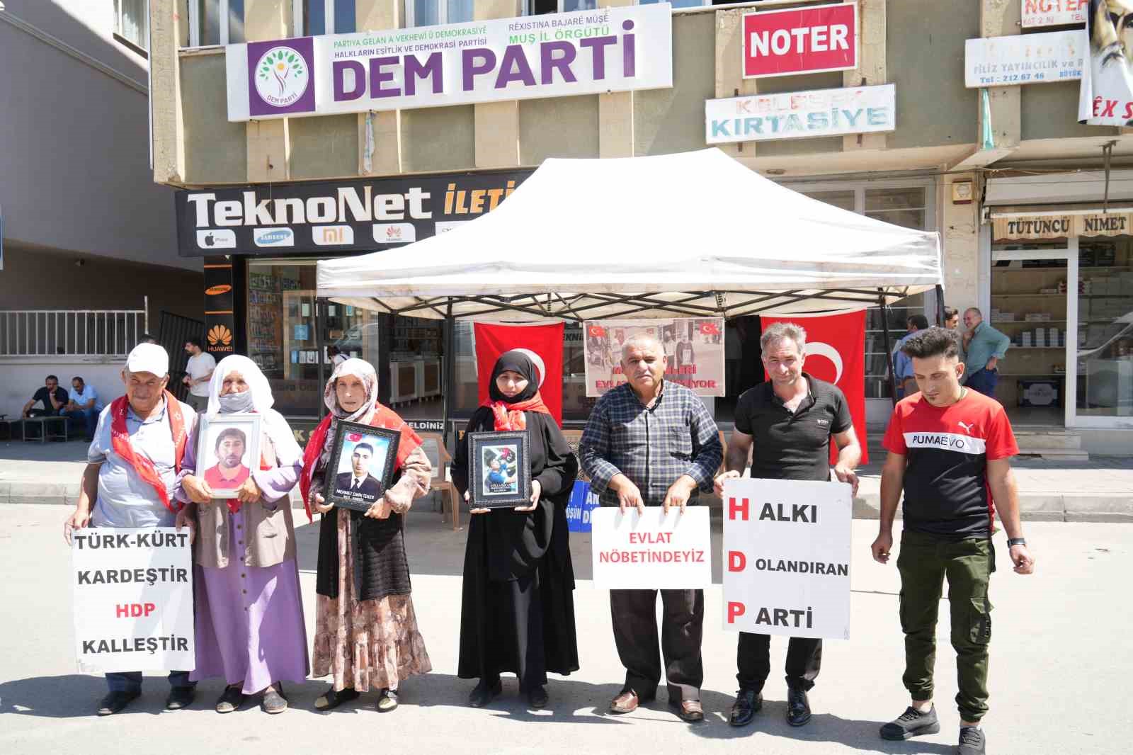 Muşlu ailelerin evlat nöbeti kararlılıkla devam ediyor
