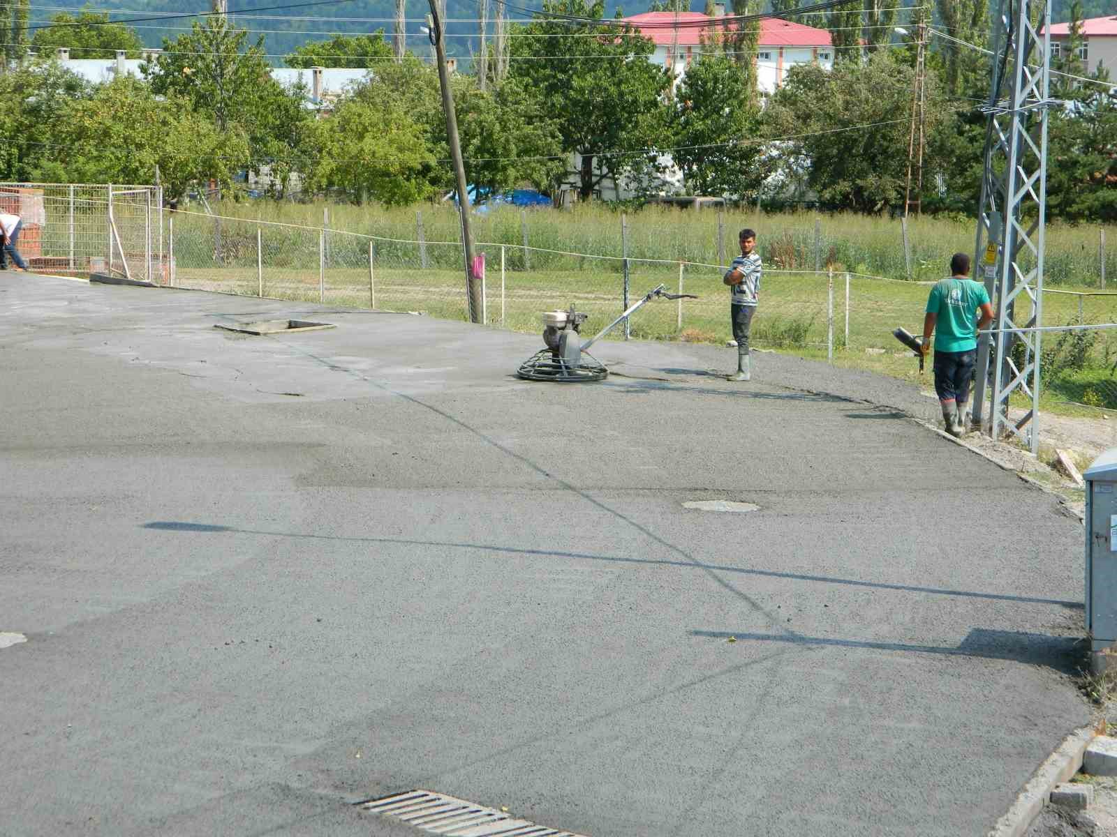 Posof’ta caddeler betonla kaplanıyor