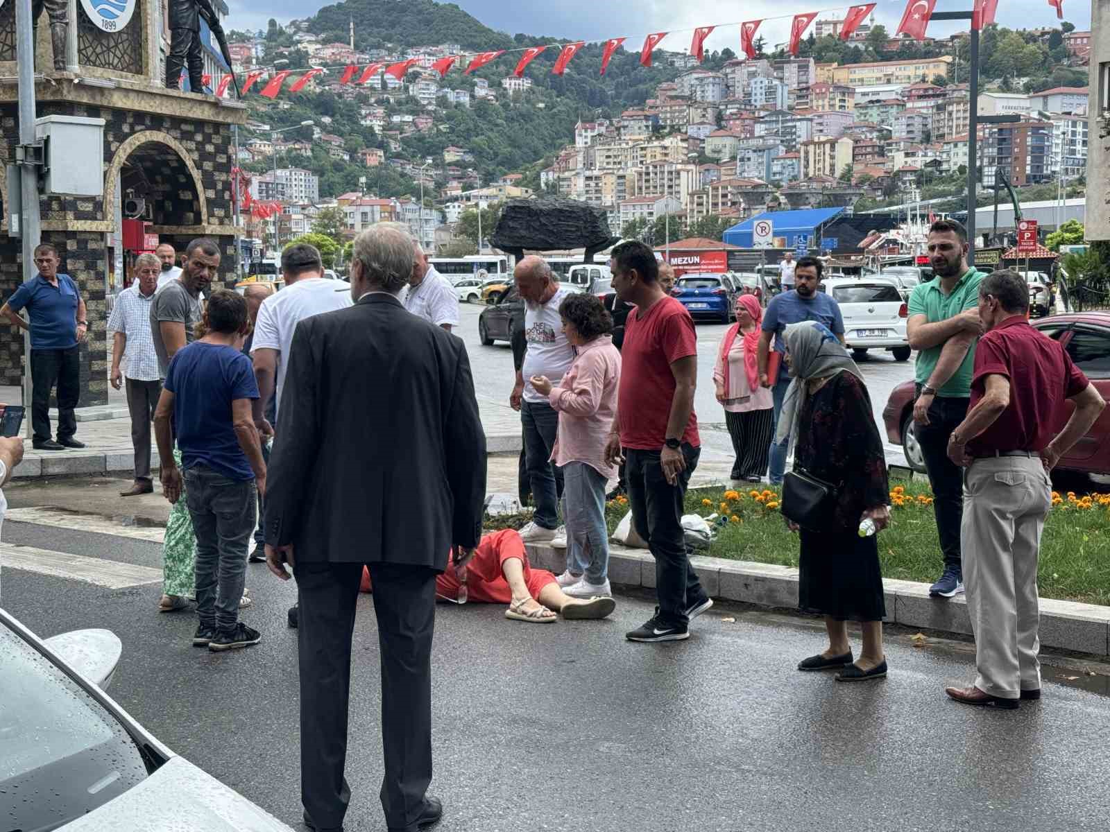 Yaya geçidinden geçene kadına otomobil çarptı