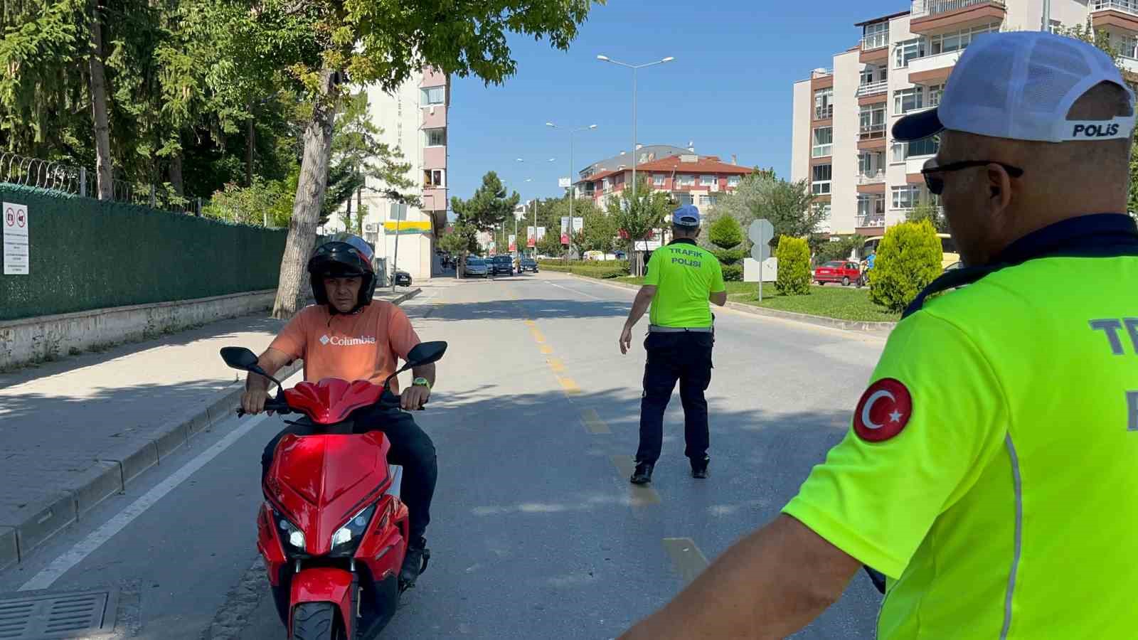 Onlarca ara&ccedil; denetlendi: Kurallara uymayan s&uuml;r&uuml;c&uuml;lere g&ouml;z a&ccedil;tırılmadı
