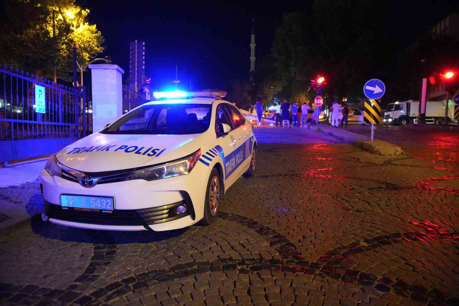Edirne&rsquo;de alkoll&uuml; taksi s&uuml;r&uuml;c&uuml;s&uuml; ile otomobil &ccedil;arpıştı: 1 yaralı
