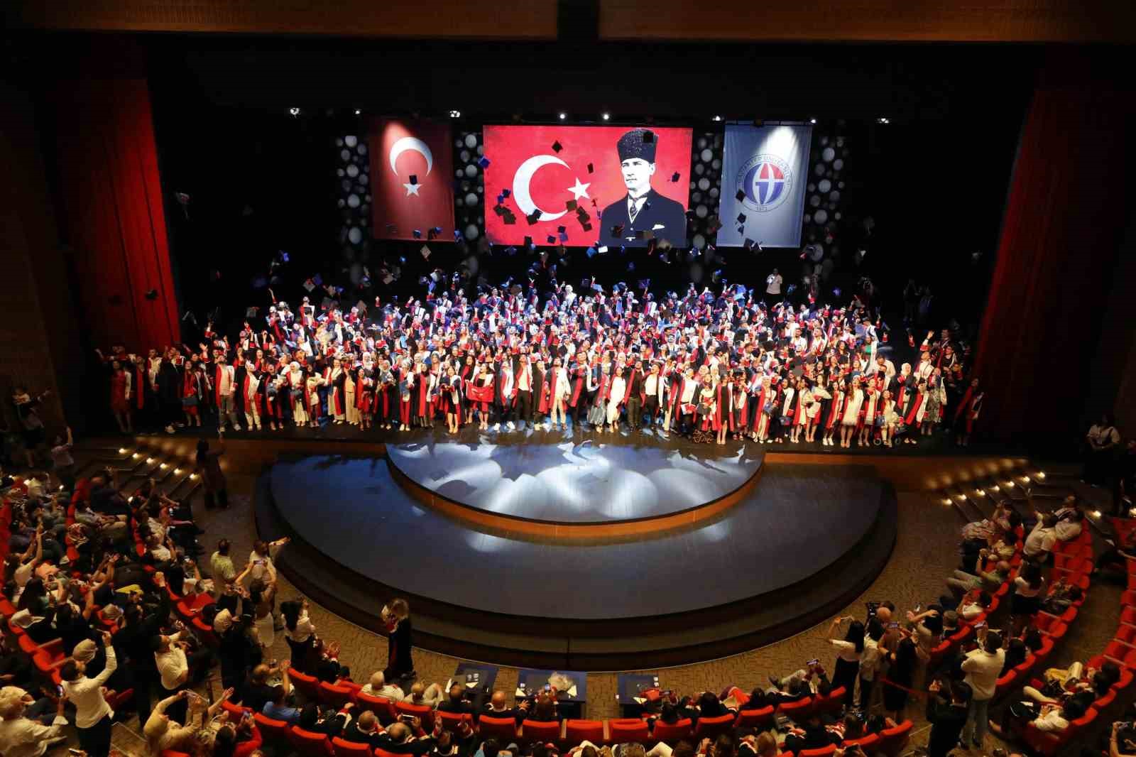Naci Top&ccedil;uoğlu MYO&rsquo;da mezuniyet heyecanı
